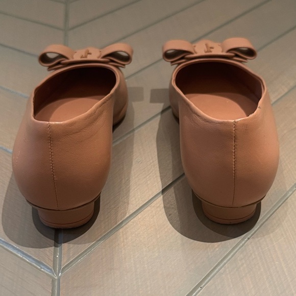 Salvatore Ferragamo Nude/Tan Leather Pointed-Toe Bow Flats - Picture 5 of 14